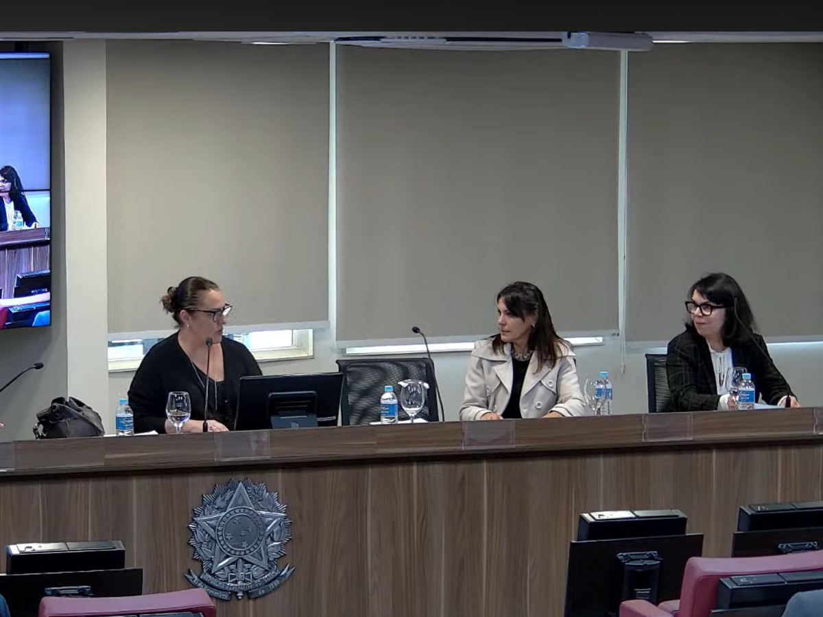 Desagravos públicos marcam defesa das prerrogativas profissionais e o combate a discriminações sexual e de gênero